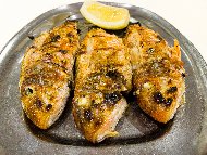 Рецепта Печена риба барбун на скара с розмарин, мащерка и риган